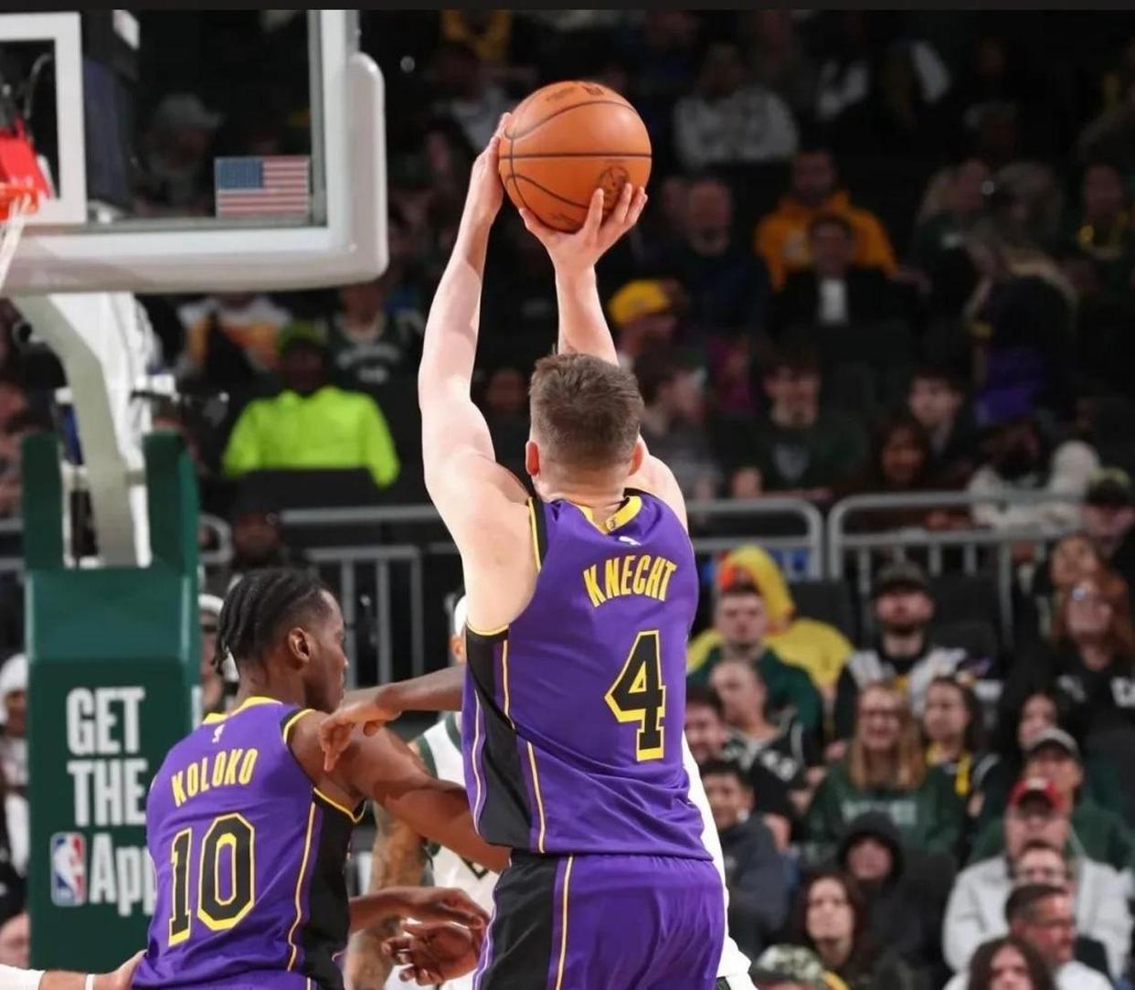 雄鹿新秀表现惊艳，全场观众掌声不断，项目出现.