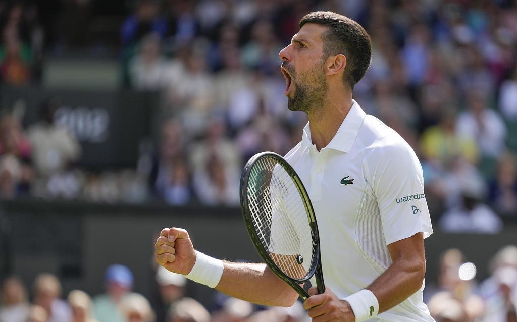 德约科维奇重返赛场，反败为胜首场状态出色，雄鹿观众沸腾！全场沸腾不已