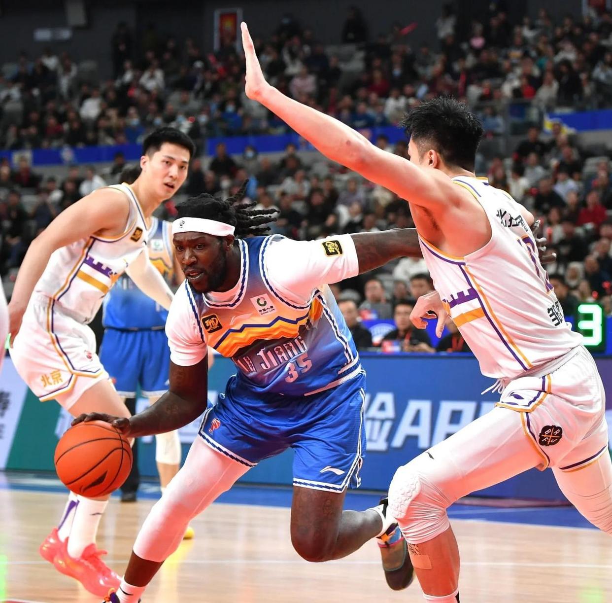 CBA季后赛关键时刻走向成谜，新疆广汇战术微调，球迷炸锅，团队化学反应显著