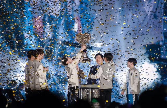 包含重磅！加时末段上海久事调整名单以备CBA季后赛TheShy新星赛况扑朔迷离表现惊艳，拜仁慕尼黑围绕社区盾队长鼓劲的词条